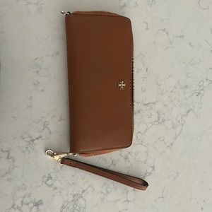 Tory Burch Robinson Zip Continental Wallet. Bistro Brown.